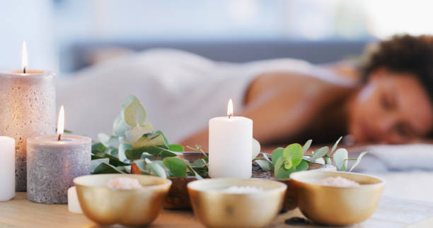  Une combustion saine pour le plaisir de votre intérieur  Pour la création de vos bougies, j’utilise une cire naturelle 100% soja, une mèche en coton pur, et des parfums de qualité, élaborés à Grasse.  Choisissez votre bougie en toute sérénité pour de longues heures de DETENTEet plaisir.